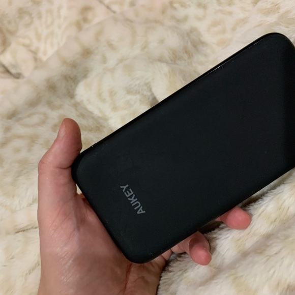 BRAND NEW PORTABLE CHARGER POWER BANK TO CHARGE ALL DEVICES - Picture 3 of 6